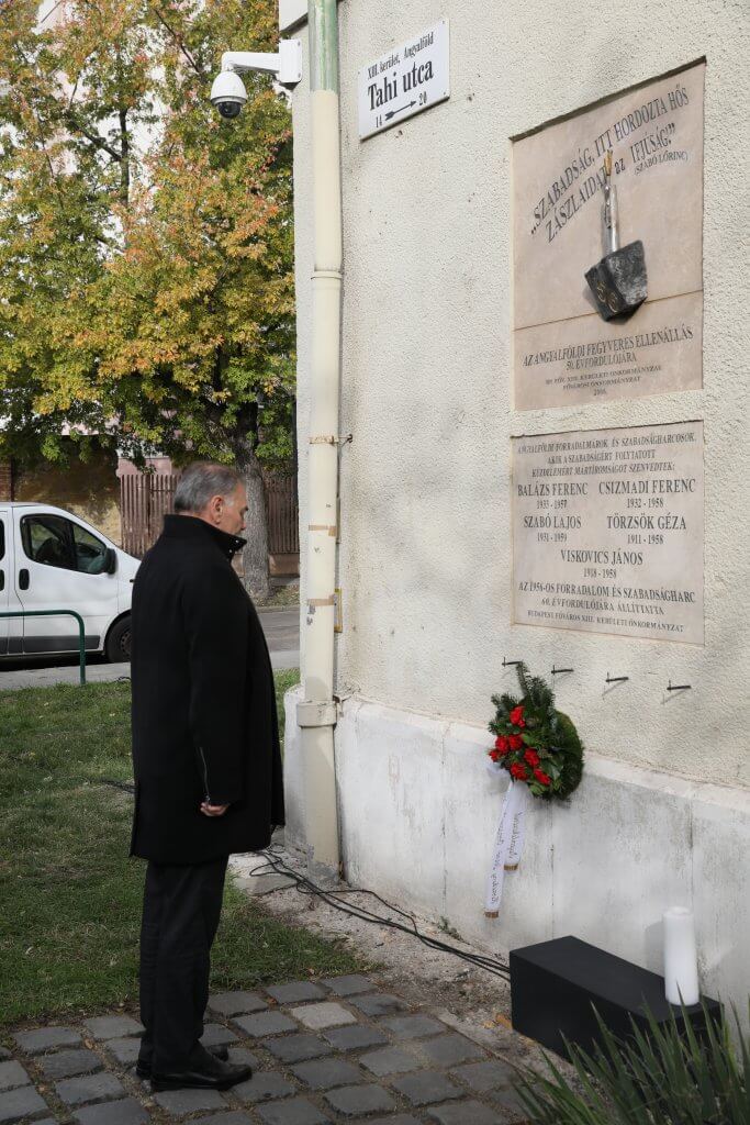 Hiszékeny Dezső korzsorút helyez el a Tahi utcai emléktáblánál