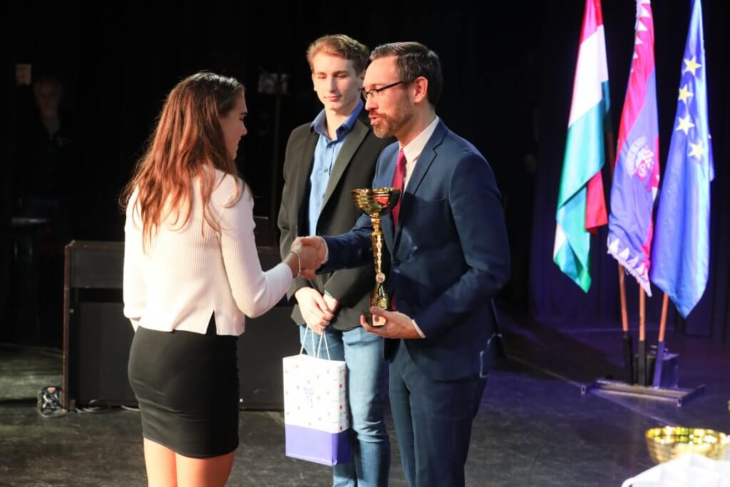 Csiga Gergely alpolgármester átadja a díjat