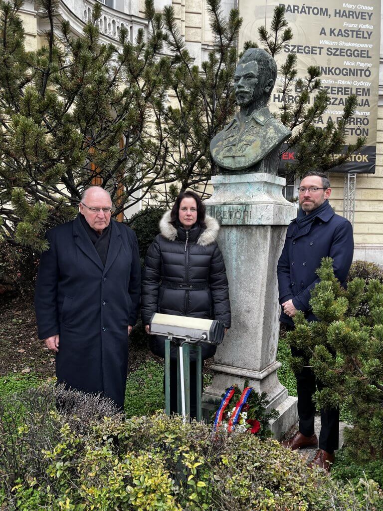 Dr. Tóth József a Petőfi szobornál