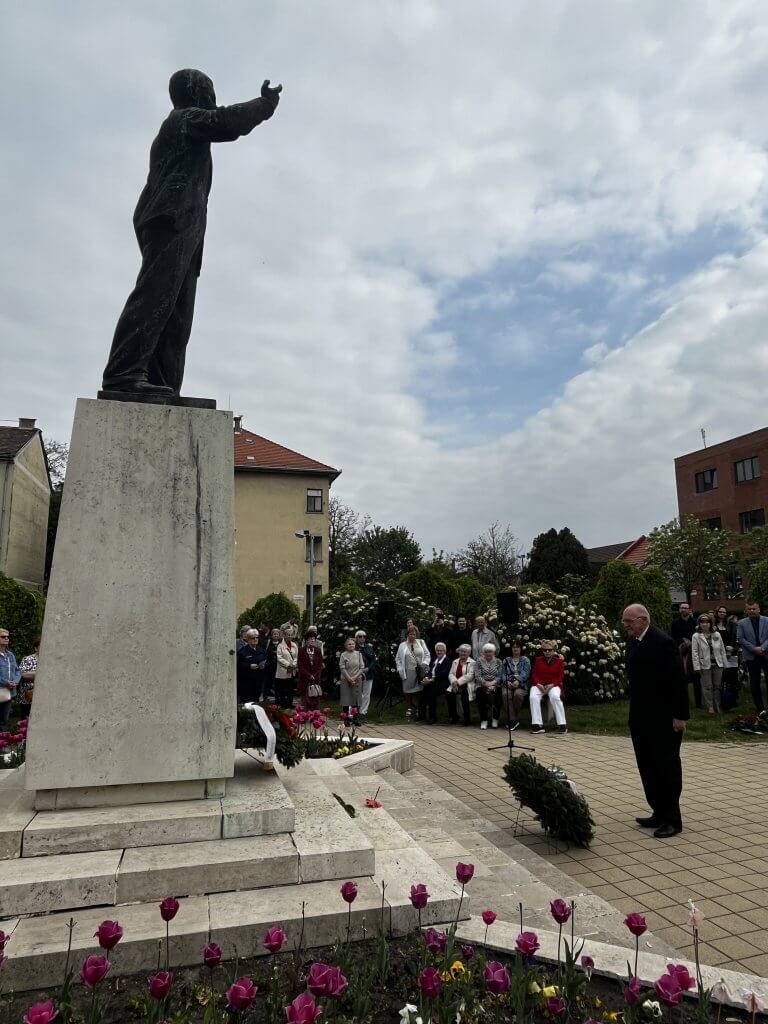 Dr. Tóth József koszorút helyez el a József Attila szobornál