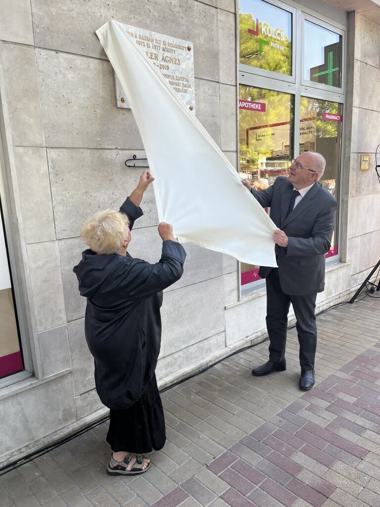 Heller Ágnes emléktábla leleplezése
