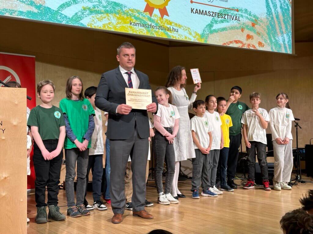 Dr. Puchner Gábor átveszi a Kamaszbarát Önkormányzat oklevelet