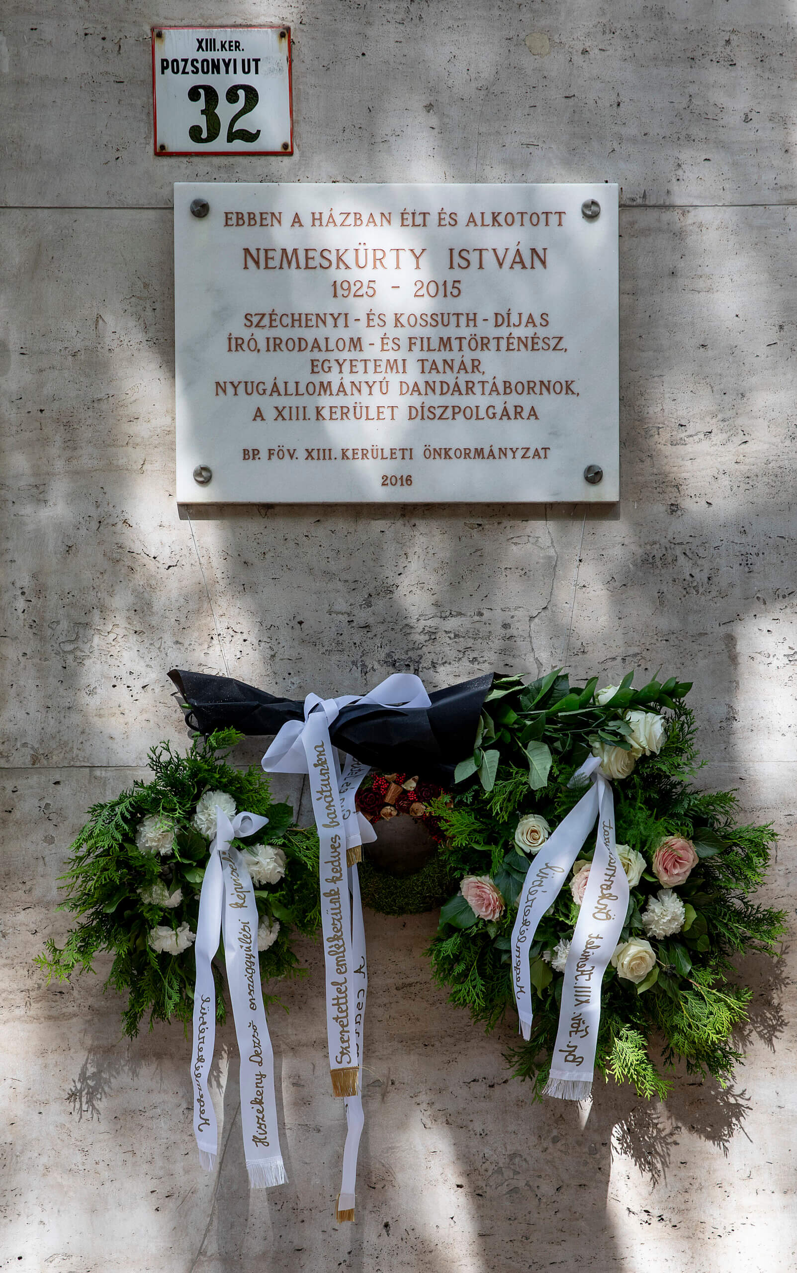 Nemeskürty István emléktábla-koszorúzás