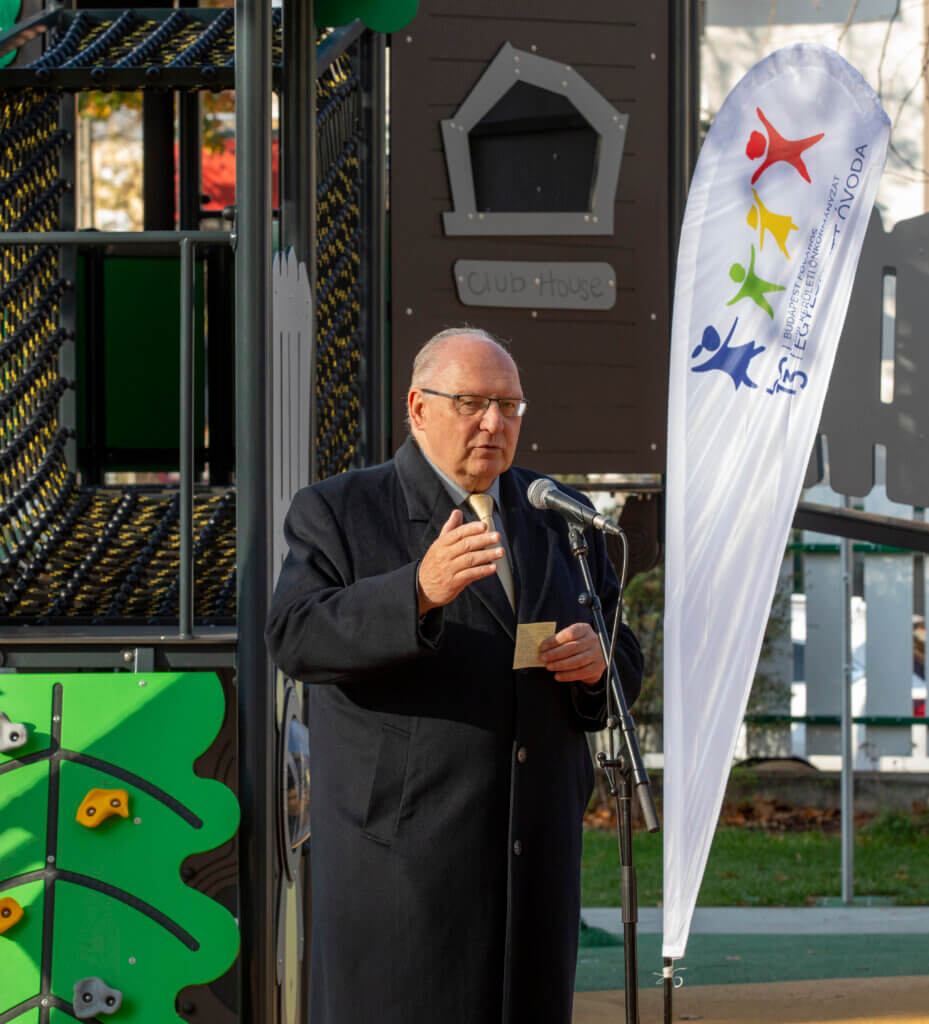 Dr. Tóth József polgármester a Pöttyös Tagóvoda udvarának átadóján