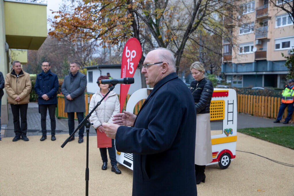 Boribon bölcsőde udvar átadón dr. Tóth József polgármester 
