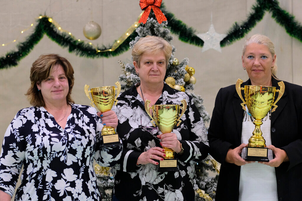 Mindenki Karácsonyán átveszik a díjat az idősklub vezetői