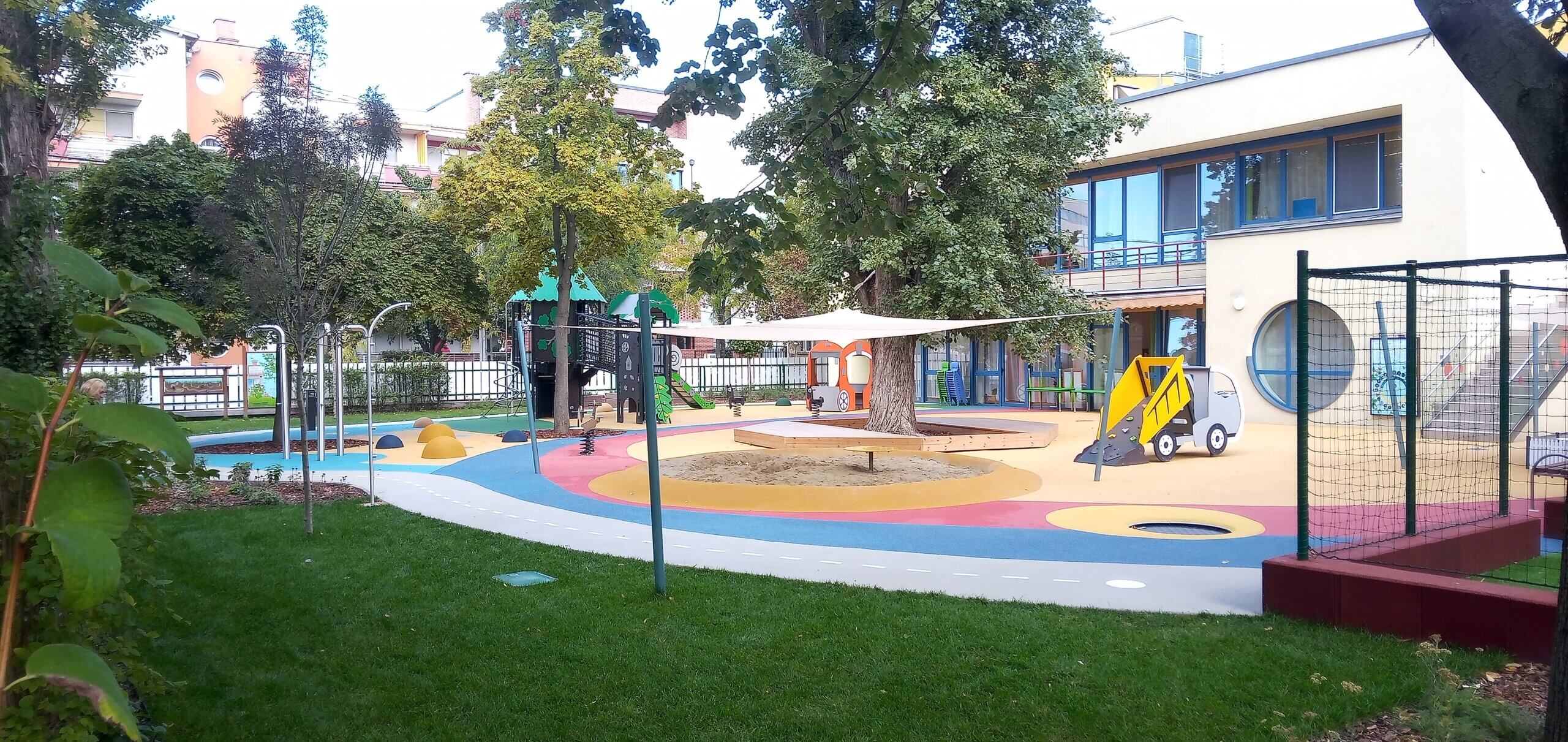 játszóudvar panoráma kép