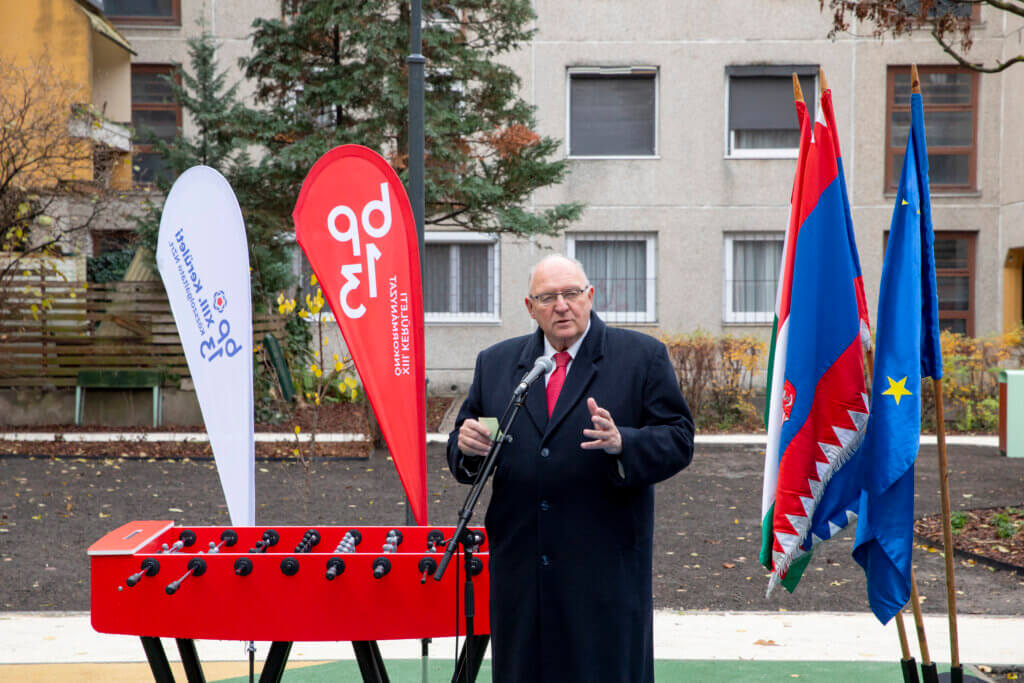 Dr. Tóth József az Ördömalam udvar átadón