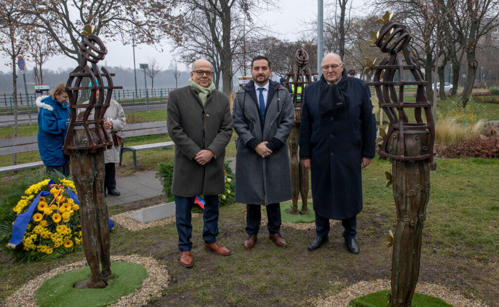 Sárga lepkék ölelése szoborcsoport avató ünnepsége