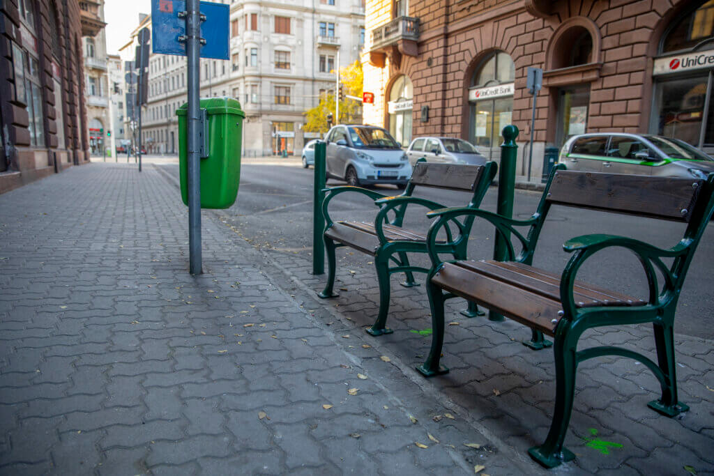 Székek a 15-ös busz megállójában,Pannónia utca Pannónia utcai 15-ös busz
