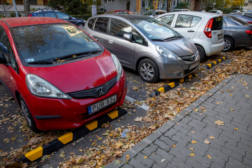 Thurzó u. 6. előtt ütköztetők a járdaszakasz védelmére