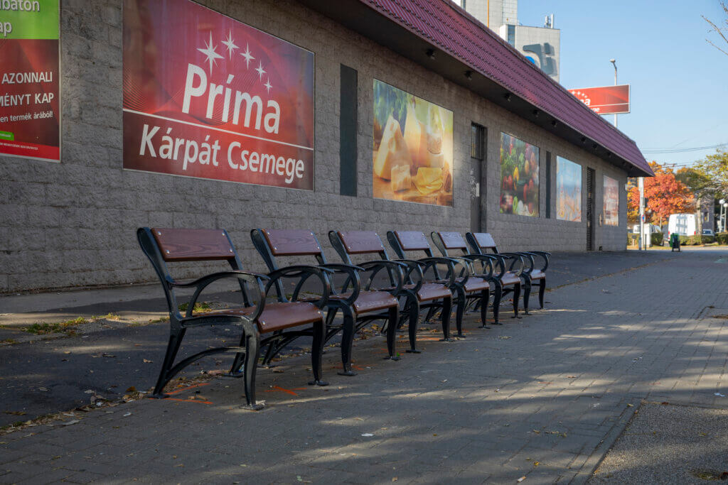 Székek a Dráva utcában