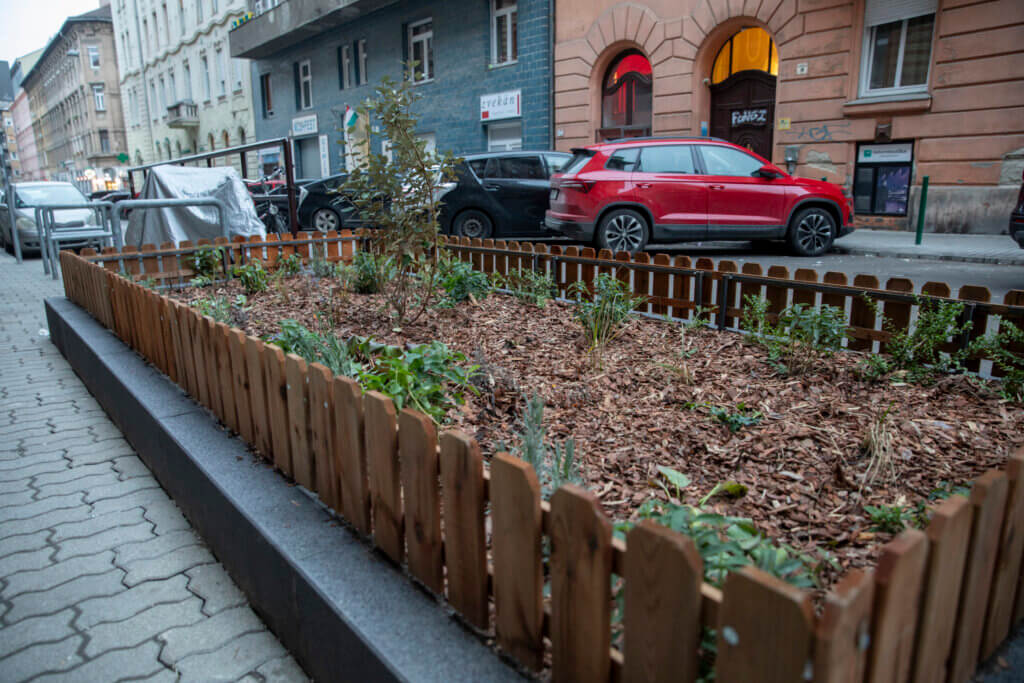 Gárdonyi Gáza iskola előtti zöld teresedés
