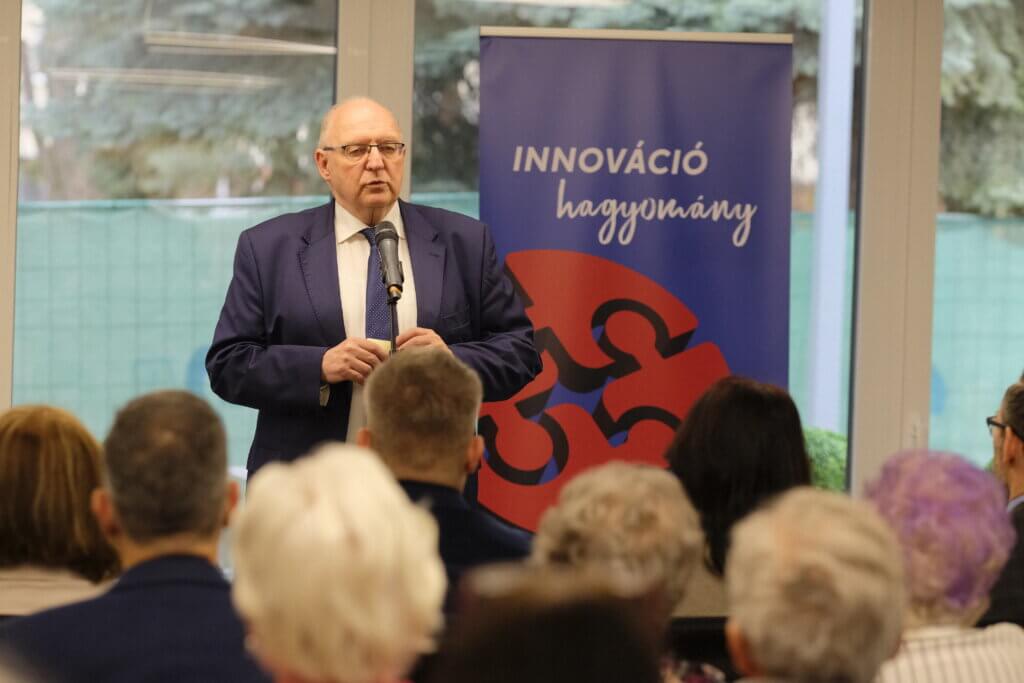 dr. Tóth József polgármester 