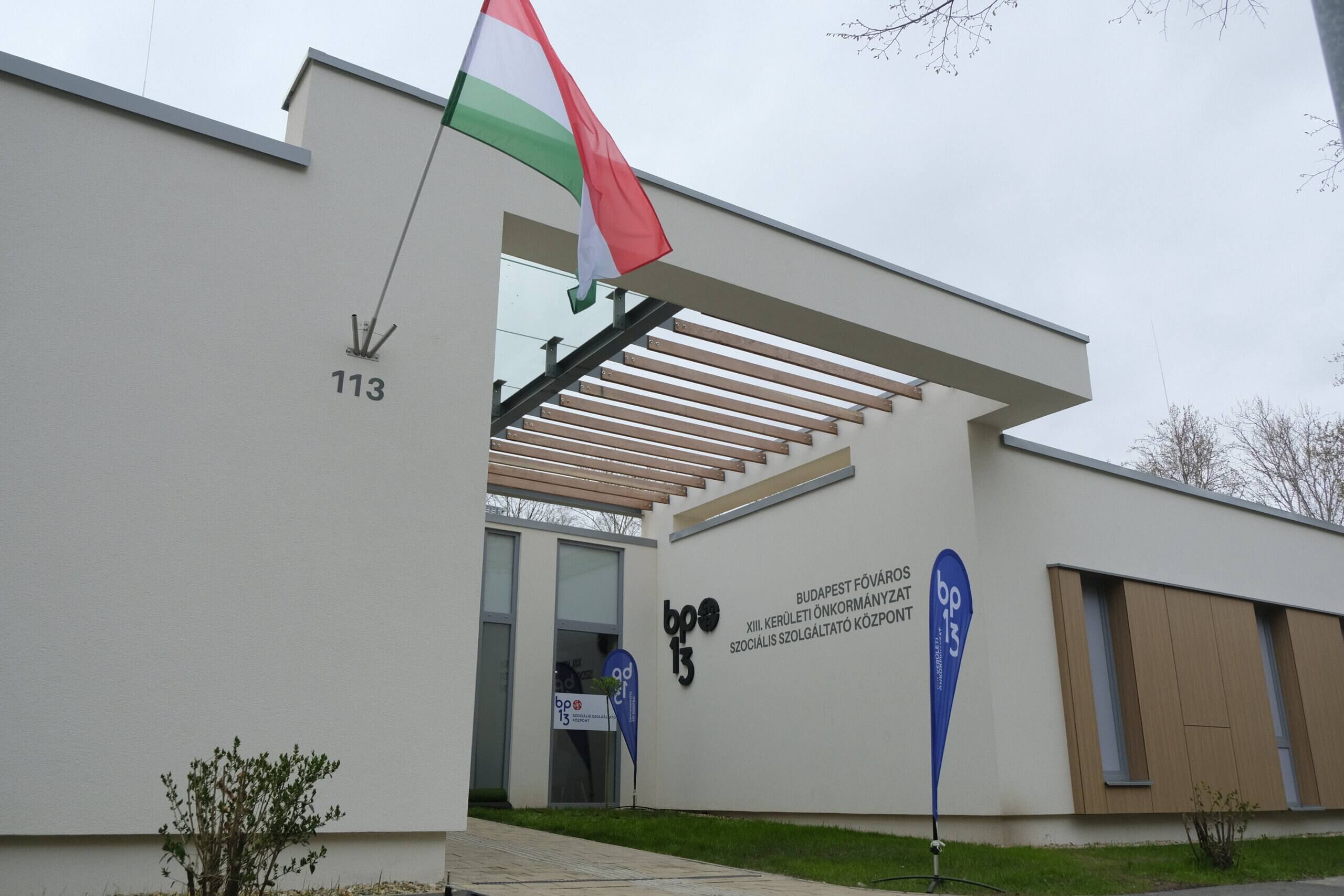 Méltóságban, közösségben: új gondozási központ időseknek kiemelt képe