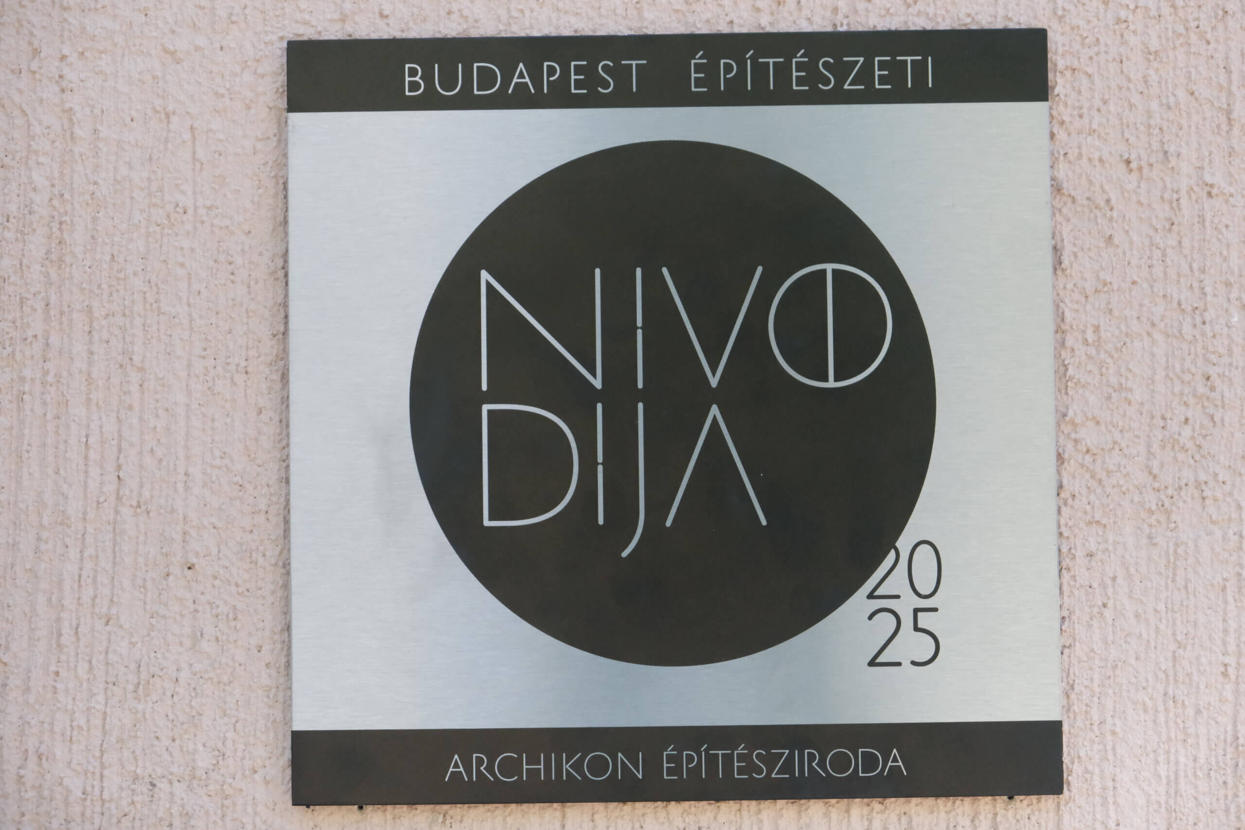 Emléktábla őrzi a Gyöngyszem Tagóvoda építészeti sikerét kiemelt képe
