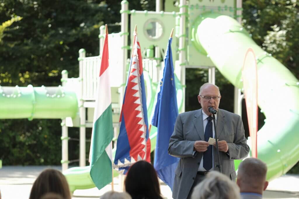 Dr. Tóth József beszél a nevelési év megnyitóján