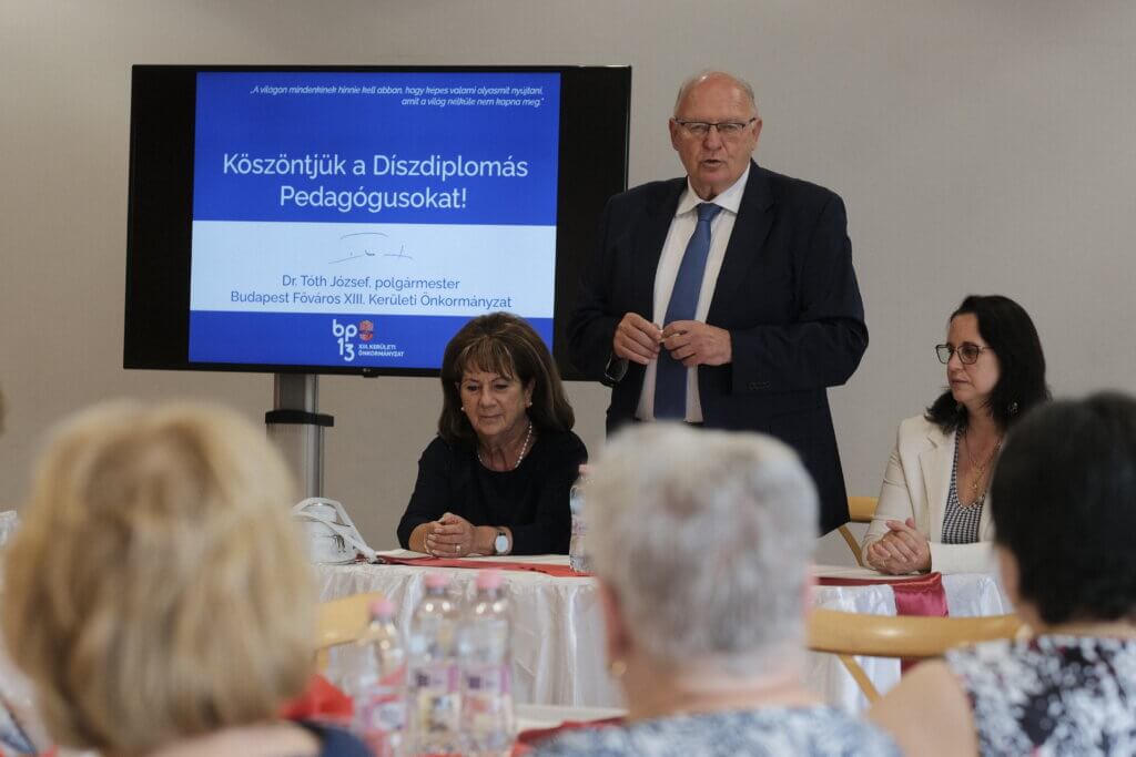 Dr. Tóth József beszél a díszdiploma átadó ünnepségen